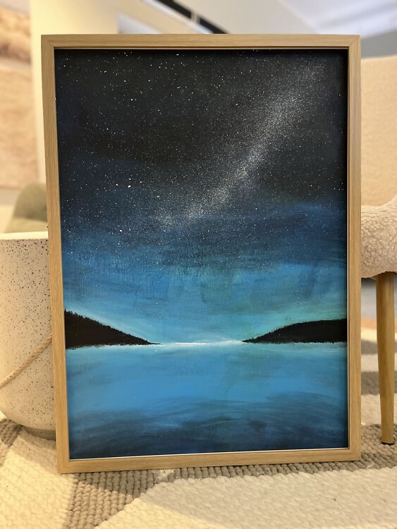 Abstraktne maal öisest tähistaevast ja Linnuteest vee ja puude siluettidega, sinised ja mustad toonid, autor the flos edit.