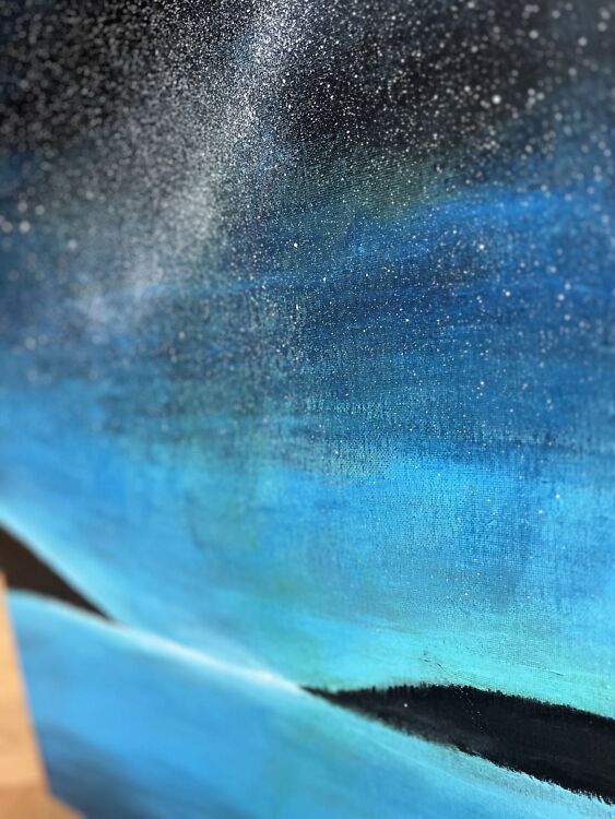 Abstraktne maal öisest tähistaevast ja Linnuteest vee ja puude siluettidega, sinised ja mustad toonid, autor the flos edit.