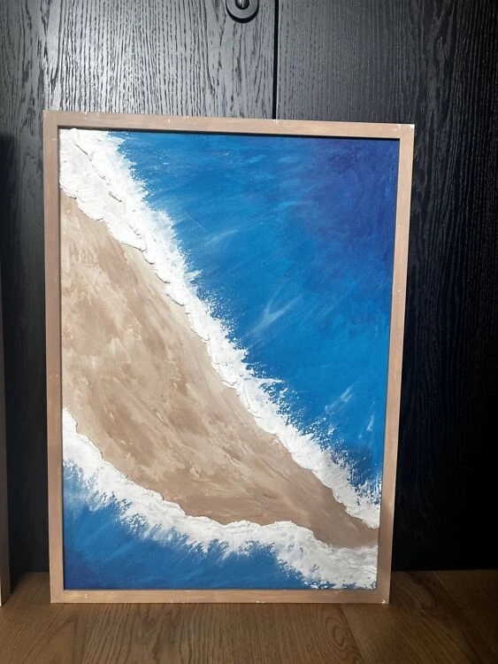Teine maal seeriast "Sandy Beach". 50x70 cm teos, kus sügavsinine vesi ja liivakarva pruun kohtuvad kahe dünaamilise valge vahuse veeribaga.