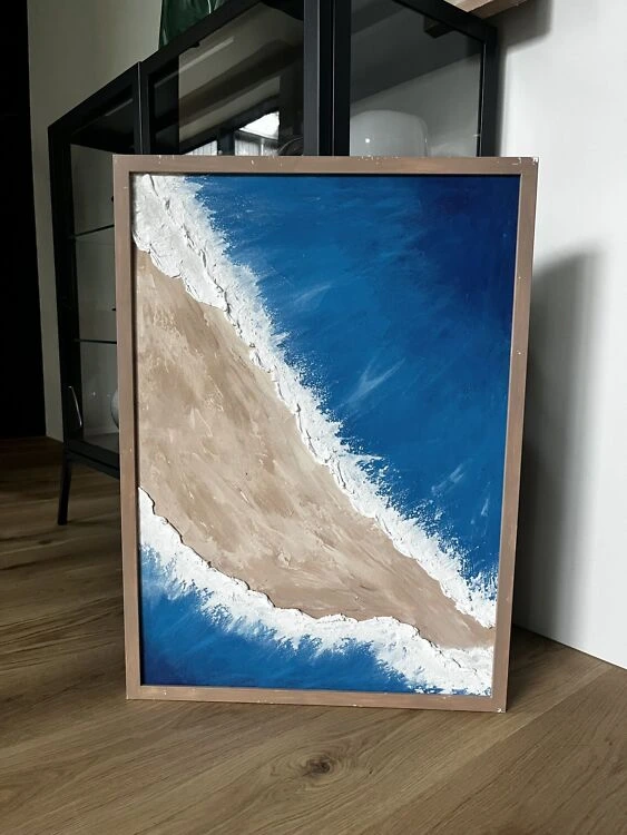 Teine maal seeriast "Sandy Beach". 50x70 cm teos, kus sügavsinine vesi ja liivakarva pruun kohtuvad kahe dünaamilise valge vahuse veeribaga.