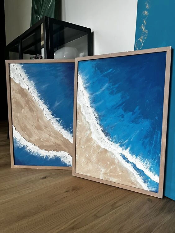 Teine maal seeriast "Sandy Beach". 50x70 cm teos, kus sügavsinine vesi ja liivakarva pruun kohtuvad kahe dünaamilise valge vahuse veeribaga.