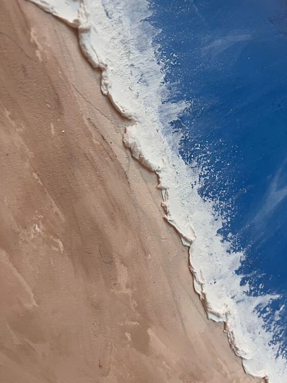 Teine maal seeriast "Sandy Beach". 50x70 cm teos, kus sügavsinine vesi ja liivakarva pruun kohtuvad kahe dünaamilise valge vahuse veeribaga.