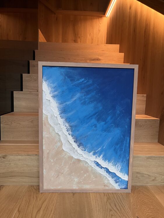 Struktuurne akrüülmaal lõuendpapil "Sandy Beach". Kujutatud sinist vett, pruuni liivaranda ja ühte valget vahust veeriba.