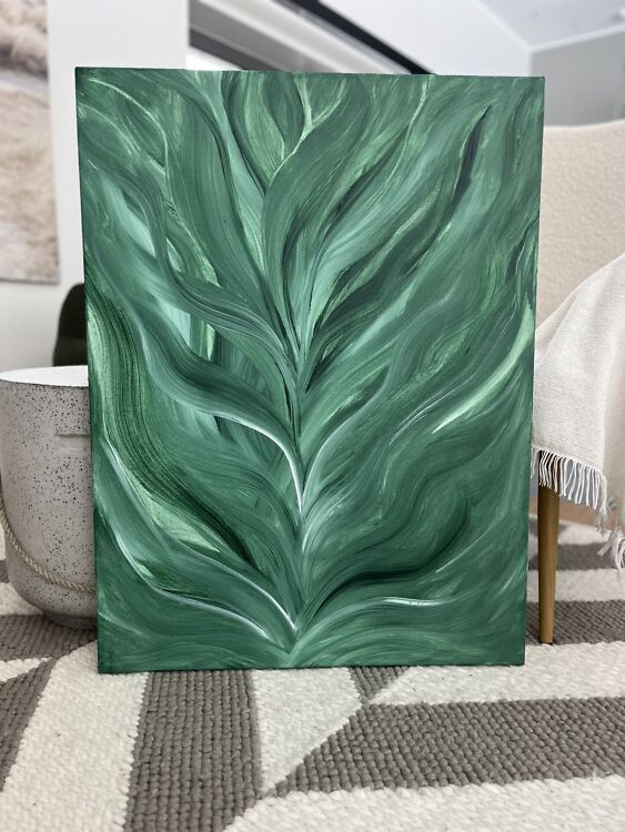 silky flowerpower orgaaniline roheline ja valge abstraktne maal voolavate lillelehtedega, autor the flos edit.