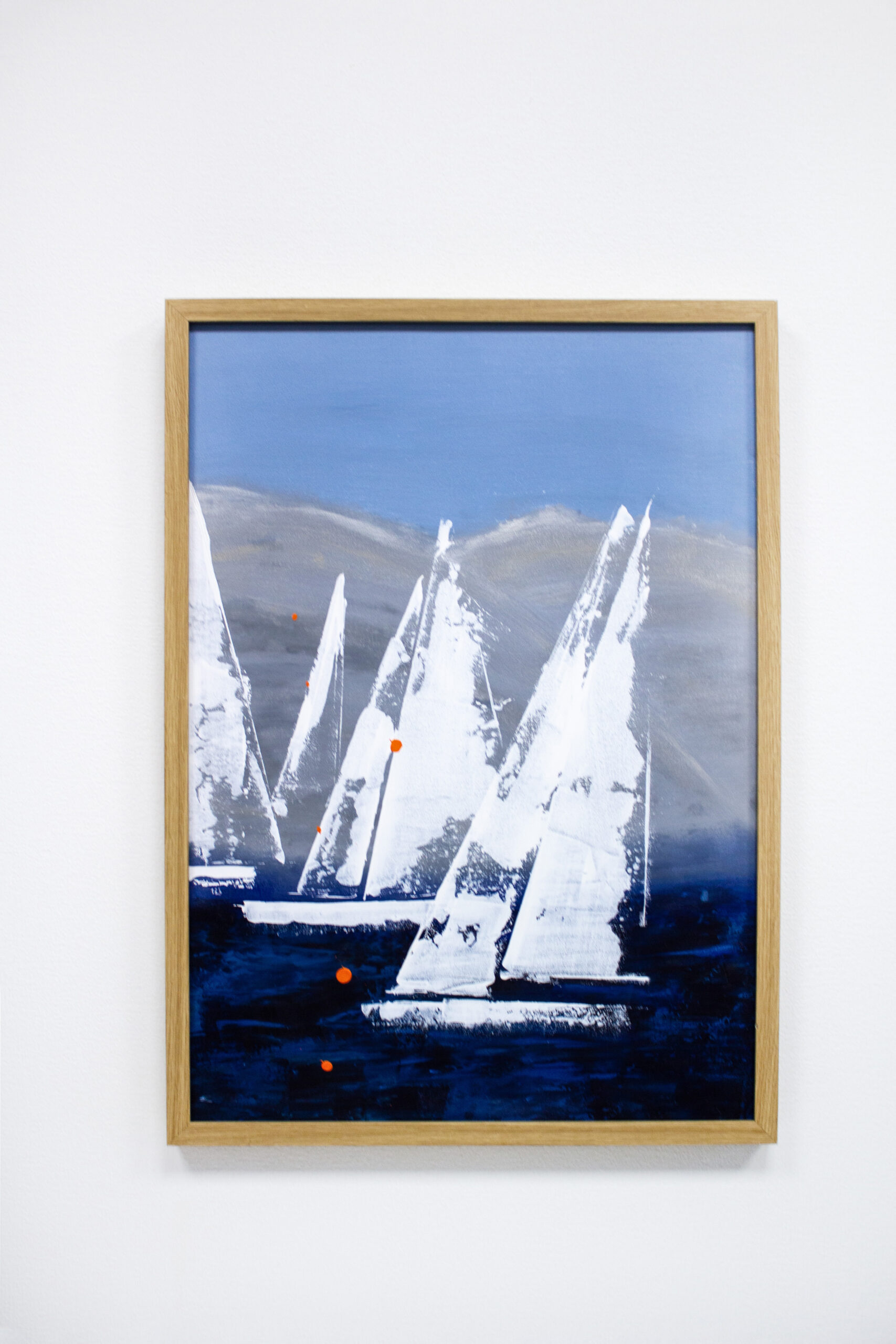 Akrüülmaal sinistes ja valgetes toonides, kus tumedal veepinnal sõidavad valged purjekad ning taustal kõrgub massiivne hõbedaselt läikiv kivimägi.