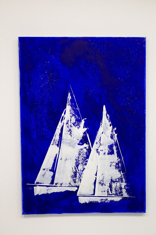 Abstraktne akrüülmaal 'Deep Blue Midnight Sailing', kus tumesinisel südaöisel merel seilavad kontrastsed valged purjekad sügava sinise taeva taustal.