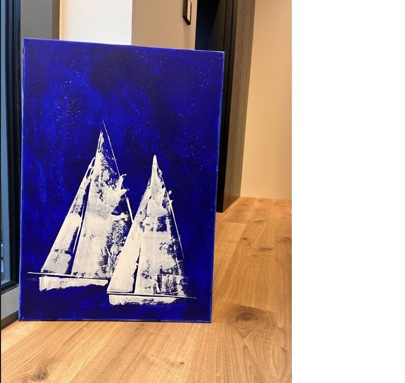 Abstraktne akrüülmaal 'Deep Blue Midnight Sailing', kus tumesinisel südaöisel merel seilavad kontrastsed valged purjekad sügava sinise taeva taustal.