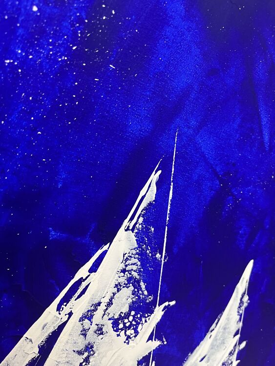 Abstraktne akrüülmaal 'Deep Blue Midnight Sailing', kus tumesinisel südaöisel merel seilavad kontrastsed valged purjekad sügava sinise taeva taustal.