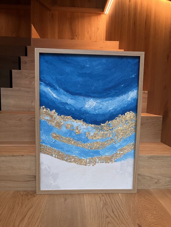 Akrüülmaal sinistes, beezides ja valgetes toonides, millel on reljeefsed kuldlehest kaared suunaga ülespoole.