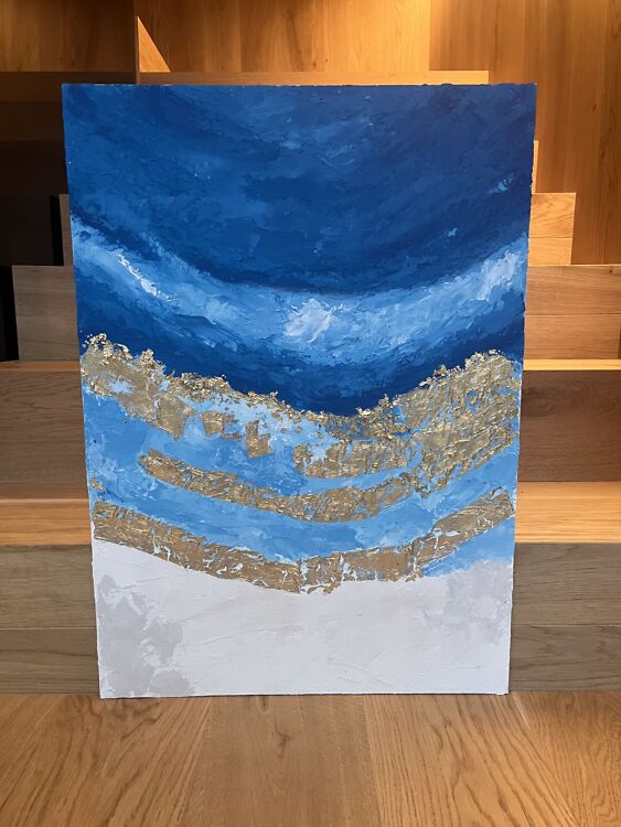 Akrüülmaal sinistes, beezides ja valgetes toonides, millel on reljeefsed kuldlehest kaared suunaga ülespoole.