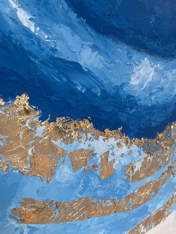 Akrüülmaal sinistes, beezides ja valgetes toonides, millel on reljeefsed kuldlehest kaared suunaga ülespoole.