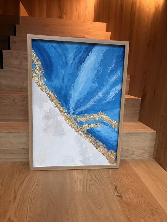 Struktuurse tekstuuriga akrüülmaal, kus ülevalt vasakult alla paremale jookseb lai ja paks kuldlehest diagonaaljoon sinisel ja beezil taustal.