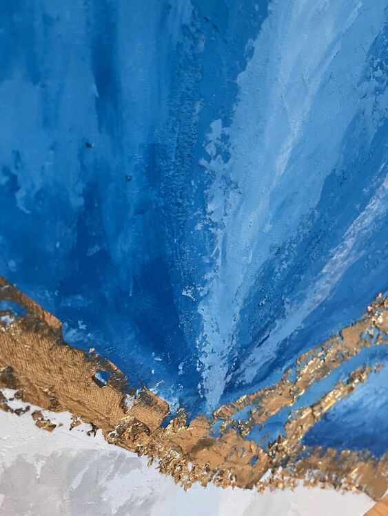 Struktuurse tekstuuriga akrüülmaal, kus ülevalt vasakult alla paremale jookseb lai ja paks kuldlehest diagonaaljoon sinisel ja beezil taustal.