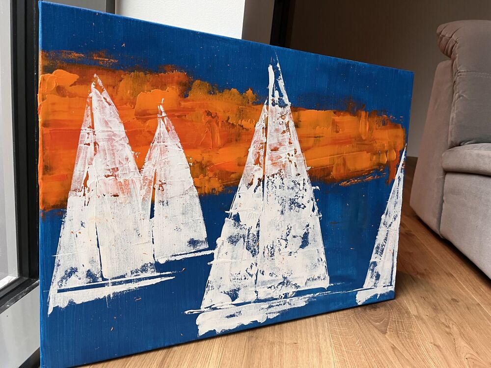 Akrüülmaal lõuendil, kus kujutatud valgete purjedega purjekaid sügavsinisel merel, taustal intensiivne oranž päikeseloojang