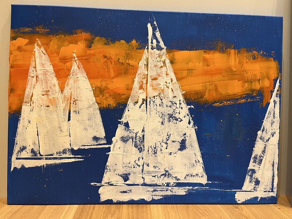 Akrüülmaal lõuendil, kus kujutatud valgete purjedega purjekaid sügavsinisel merel, taustal intensiivne oranž päikeseloojang