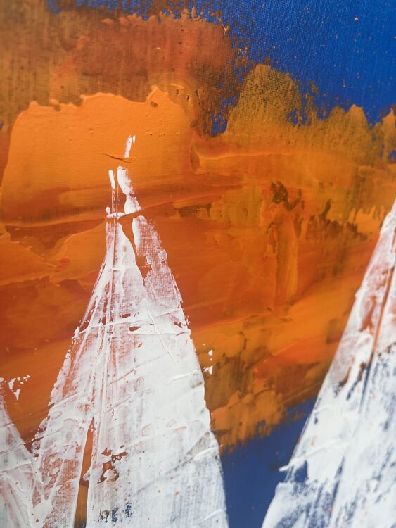 Akrüülmaal lõuendil, kus kujutatud valgete purjedega purjekaid sügavsinisel merel, taustal intensiivne oranž päikeseloojang