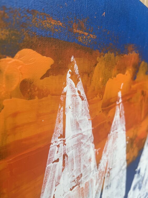 Akrüülmaal lõuendil, kus kujutatud valgete purjedega purjekaid sügavsinisel merel, taustal intensiivne oranž päikeseloojang