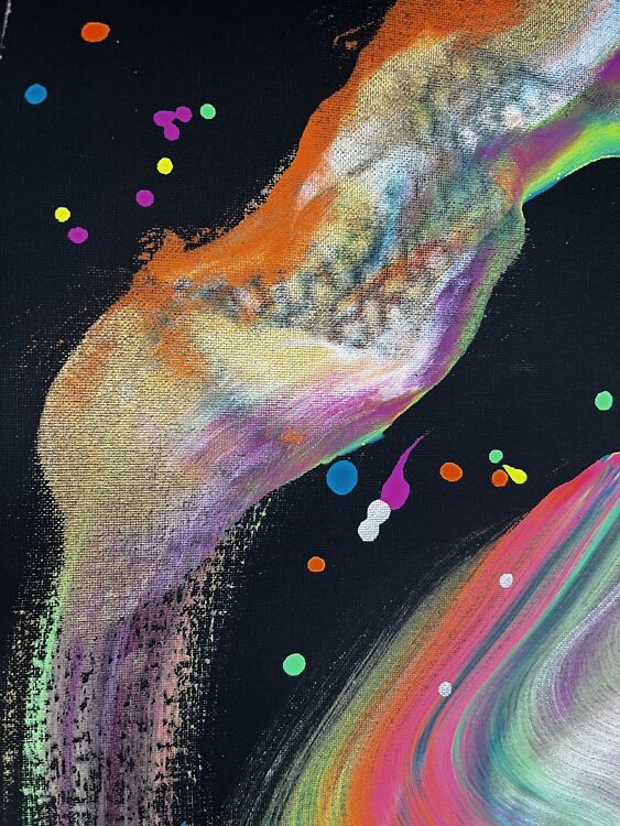 Abstraktne maal mustal taustal, kus on kujutatud siksakilisi ja sinka-vonka liikuvaid helendavaid neoonvärve, mis meenutavad peotulesid või ilutulestikku.