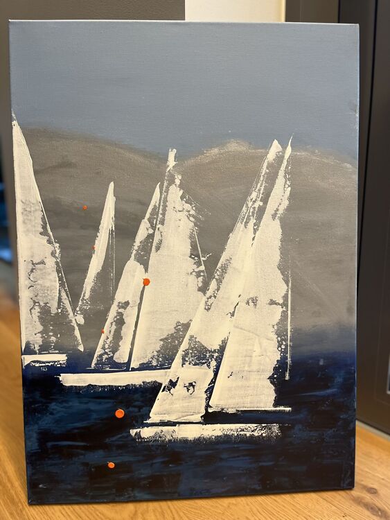 Akrüülmaal sinistes ja valgetes toonides, kus tumedal veepinnal sõidavad valged purjekad ning taustal kõrgub massiivne hõbedaselt läikiv kivimägi.