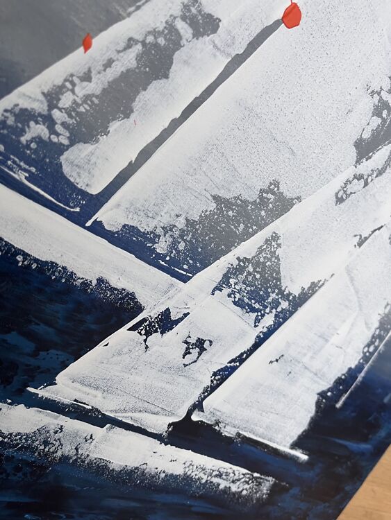 Akrüülmaal sinistes ja valgetes toonides, kus tumedal veepinnal sõidavad valged purjekad ning taustal kõrgub massiivne hõbedaselt läikiv kivimägi.