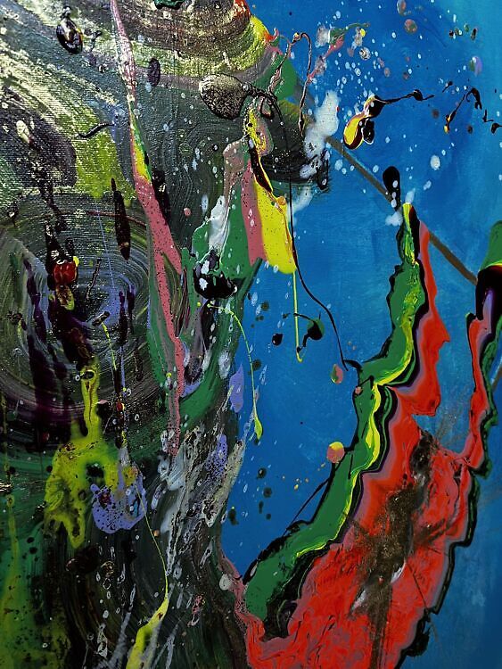 Kirju ja abstraktne akrüülmaal mänglevate looklevate värvidega, mida kaunistavad sätendav kuldne puru ja kevadisi lilleõisi meenutavad värvilaigud