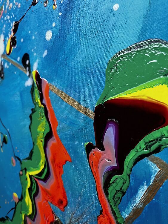 Kirju ja abstraktne akrüülmaal mänglevate looklevate värvidega, mida kaunistavad sätendav kuldne puru ja kevadisi lilleõisi meenutavad värvilaigud