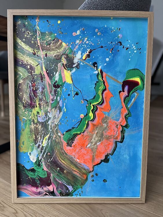 Kirju ja abstraktne akrüülmaal mänglevate looklevate värvidega, mida kaunistavad sätendav kuldne puru ja kevadisi lilleõisi meenutavad värvilaigud