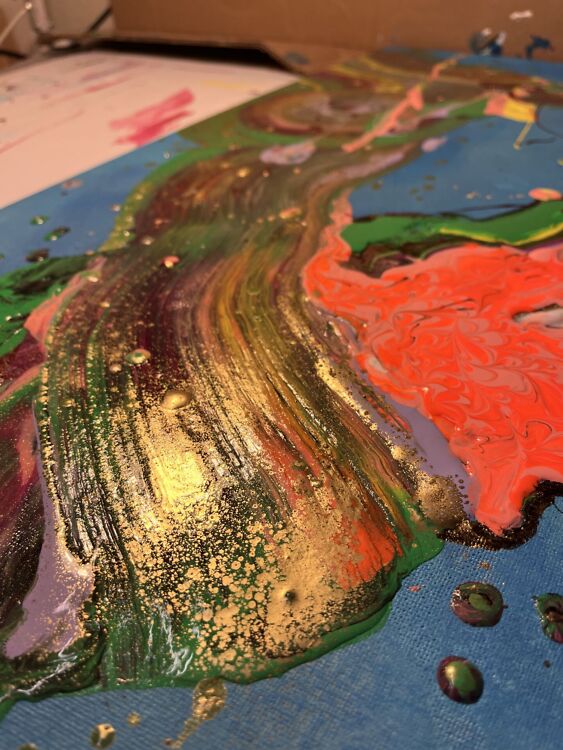 Kirju ja abstraktne akrüülmaal mänglevate looklevate värvidega, mida kaunistavad sätendav kuldne puru ja kevadisi lilleõisi meenutavad värvilaigud