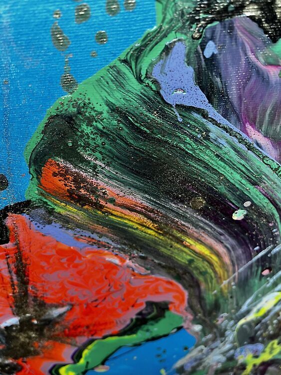 Kirju ja abstraktne akrüülmaal mänglevate looklevate värvidega, mida kaunistavad sätendav kuldne puru ja kevadisi lilleõisi meenutavad värvilaigud