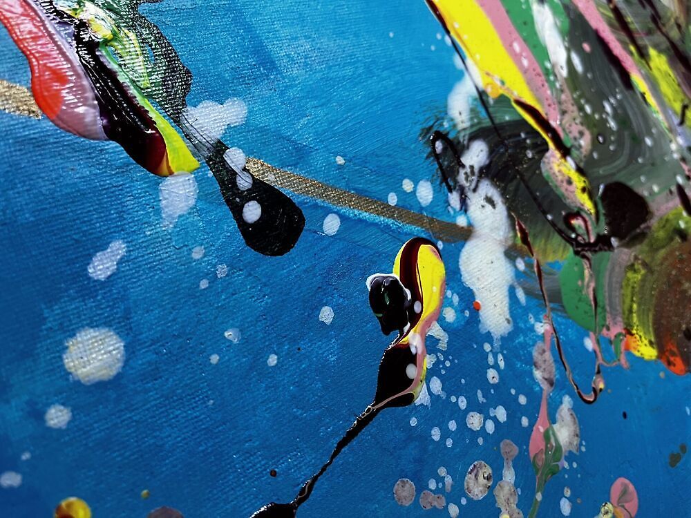 Kirju ja abstraktne akrüülmaal mänglevate looklevate värvidega, mida kaunistavad sätendav kuldne puru ja kevadisi lilleõisi meenutavad värvilaigud