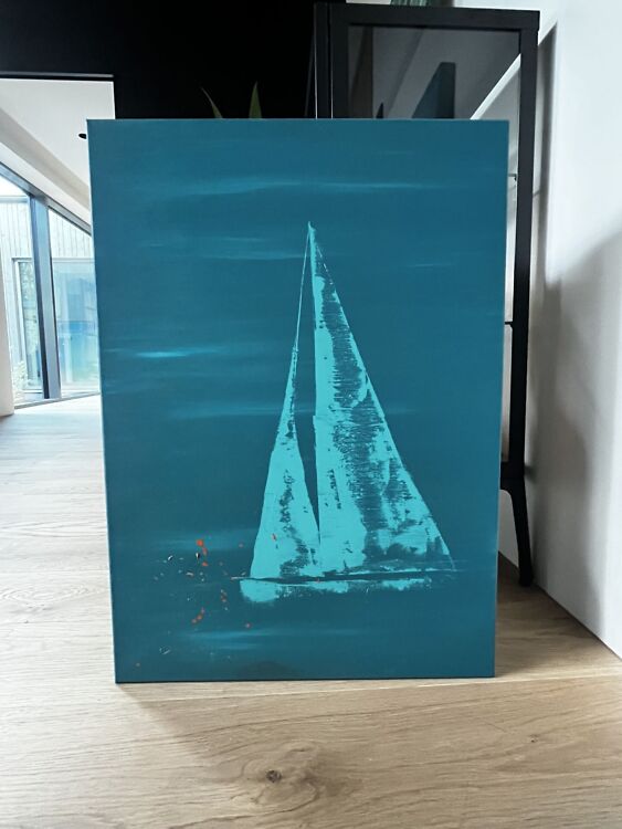 Akrüülmaal troopilisest türkiissinisest merest, kus seilavad õrnad mererohelised purjekad, peegeldades suvist ja eksootilist rannikuõhustikku.