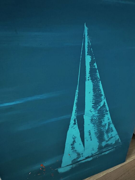 Akrüülmaal troopilisest türkiissinisest merest, kus seilavad õrnad mererohelised purjekad, peegeldades suvist ja eksootilist rannikuõhustikku.