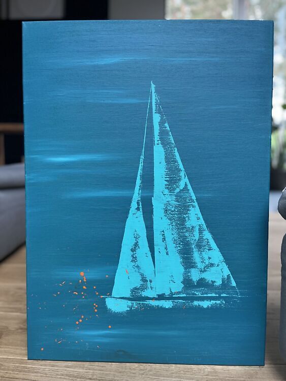 Akrüülmaal troopilisest türkiissinisest merest, kus seilavad õrnad mererohelised purjekad, peegeldades suvist ja eksootilist rannikuõhustikku.