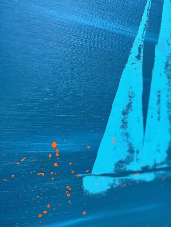 Akrüülmaal troopilisest türkiissinisest merest, kus seilavad õrnad mererohelised purjekad, peegeldades suvist ja eksootilist rannikuõhustikku.