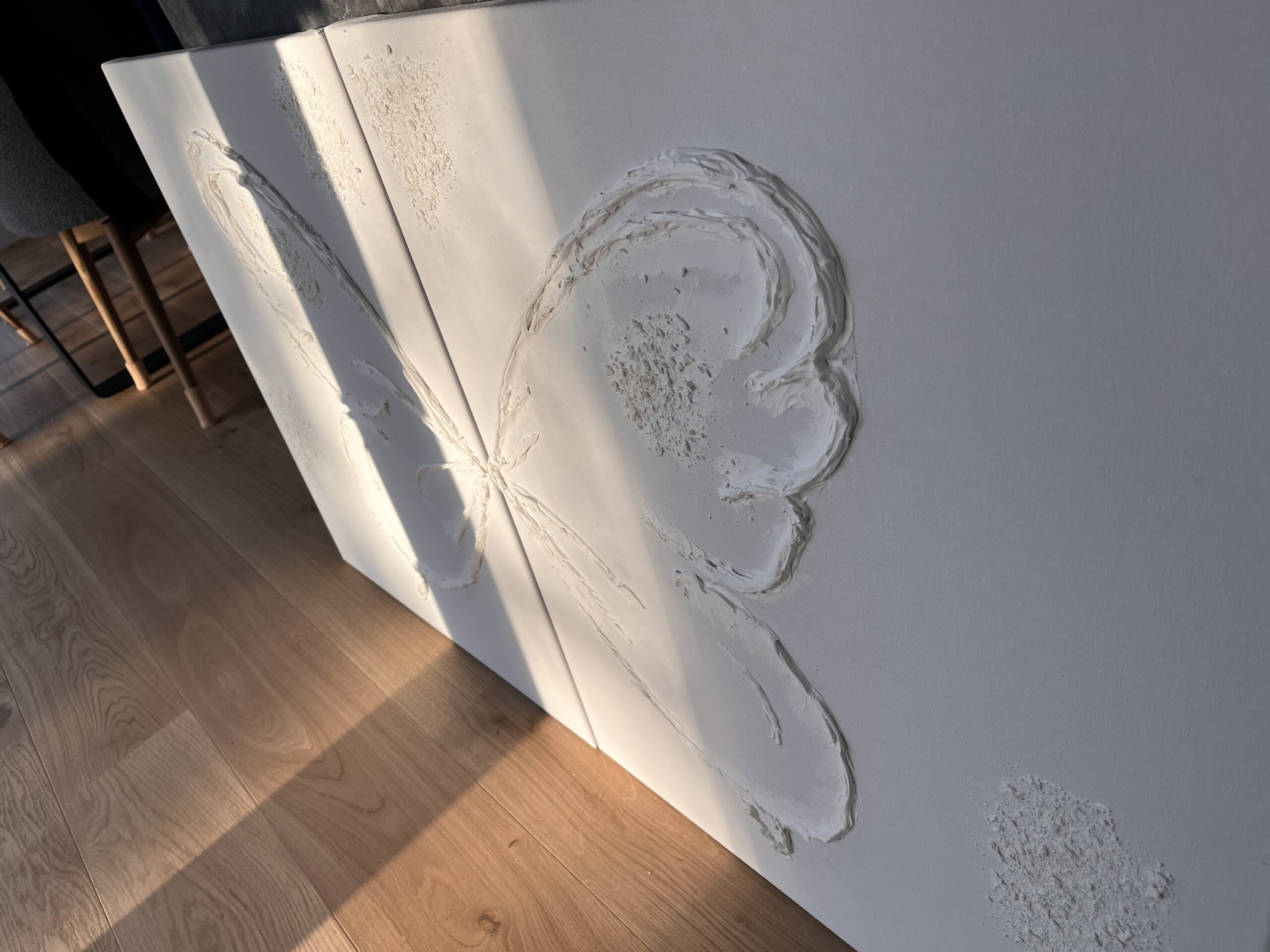 Kaheosaline lumivalge struktuurne akrüülmaal liblikas. Minimalistlik akrüülmaal kahel lõuendil, kus tekstuuriga on moodustatud poolitatud liblika tiivad 60x70__