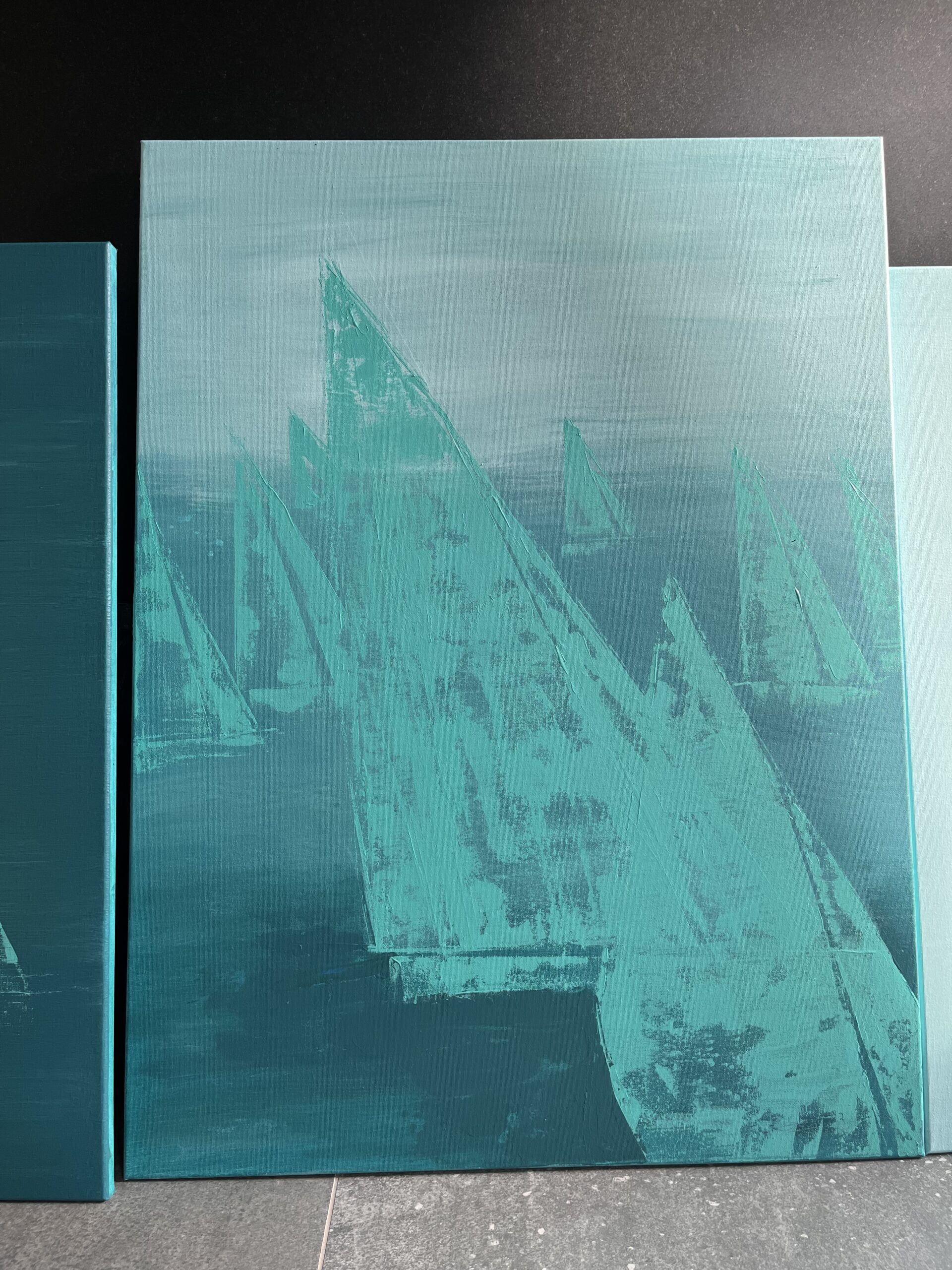 Abstraktne struktuurmaal Azure Sails, kus türkiissinisel troopilisel veel on kujutatud valged purjekad. Dünaamiline ja värske mereteemaline akrüülmaal.