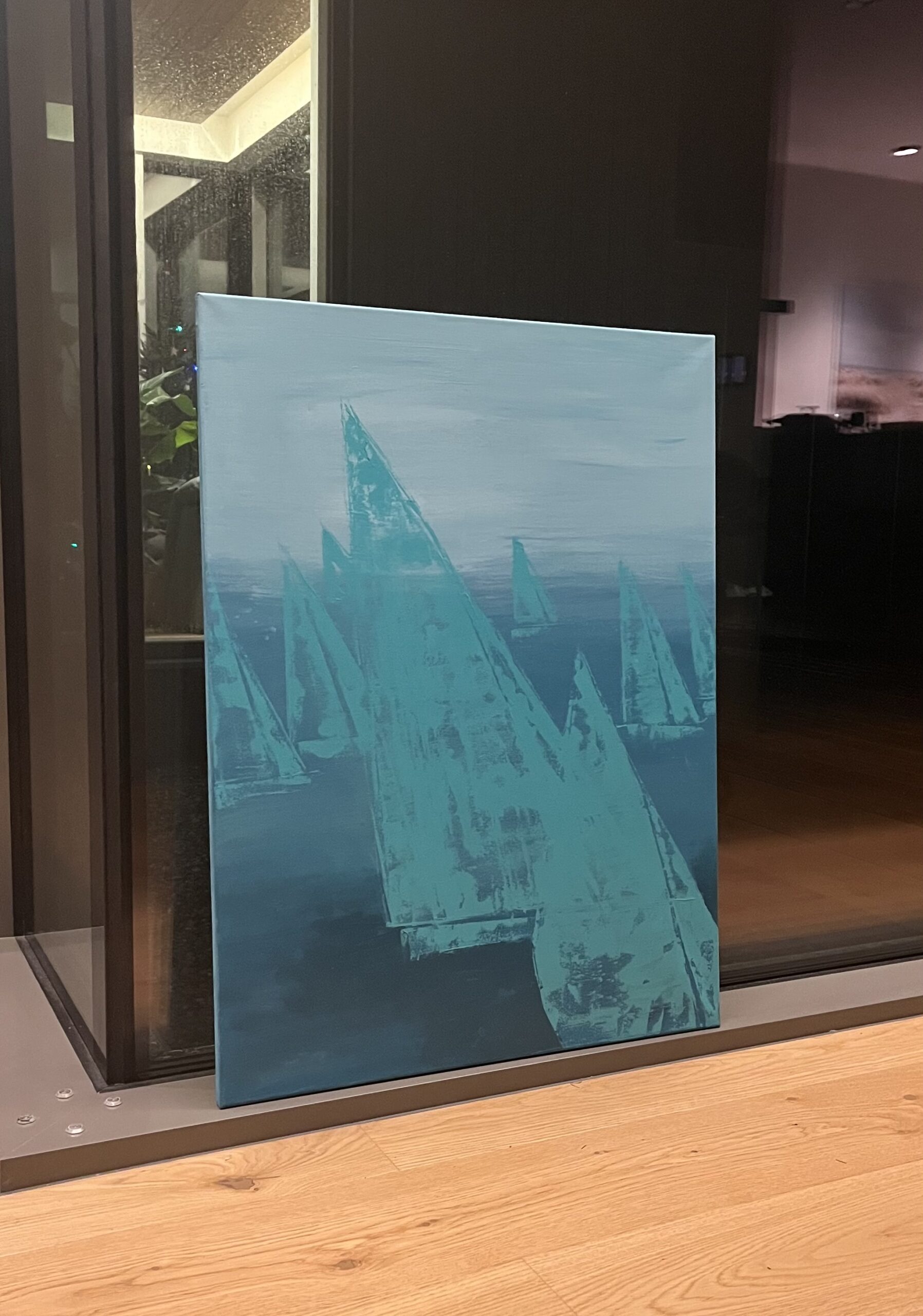 Abstraktne struktuurmaal Azure Sails, kus türkiissinisel troopilisel veel on kujutatud valged purjekad. Dünaamiline ja värske mereteemaline akrüülmaal.