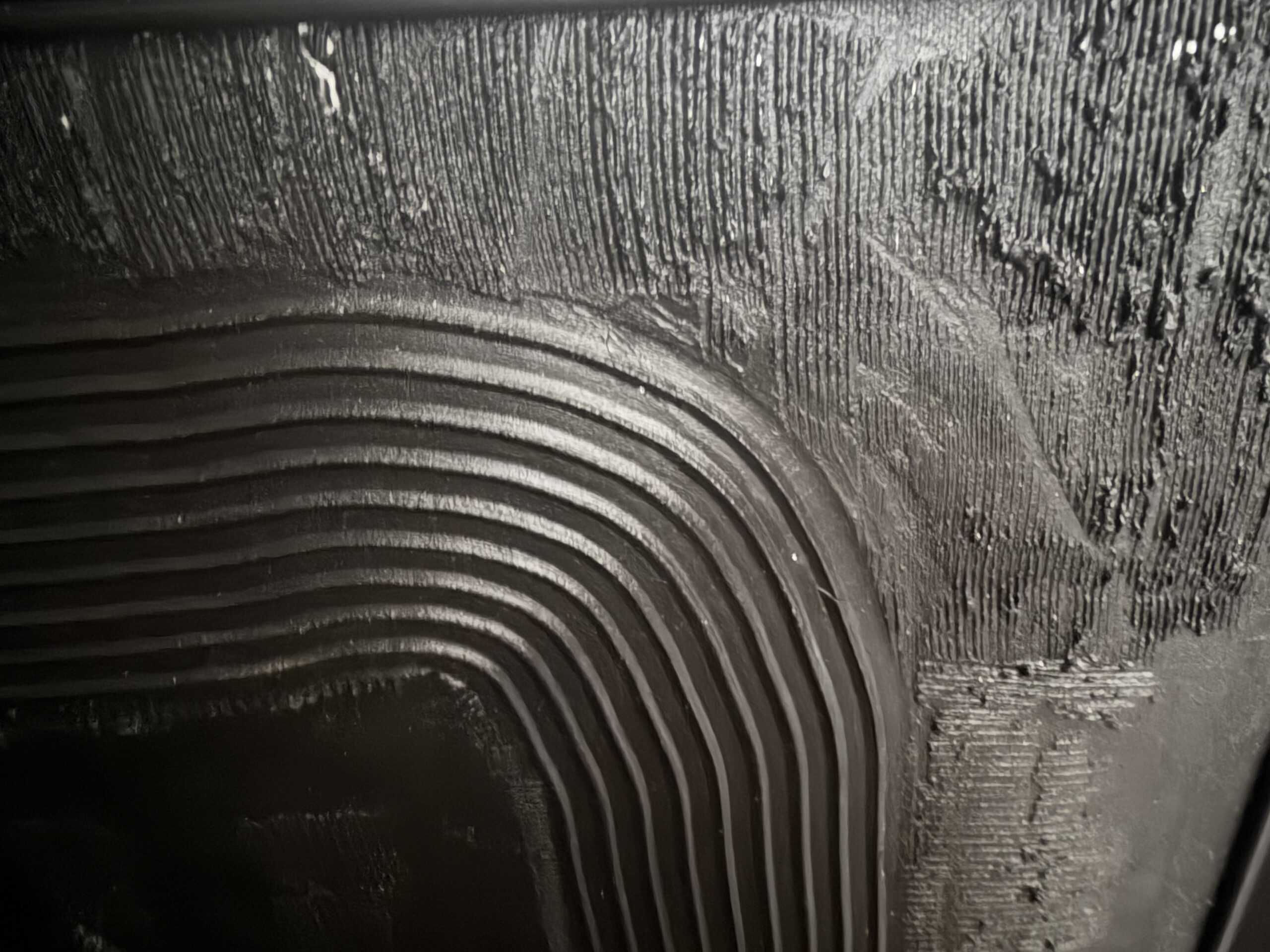 Abstraktne 60x90 cm must ja kuldne struktuurmaal. Vertikaalne tekstuur ja kuldsed aktsendid mustal lõuendil.