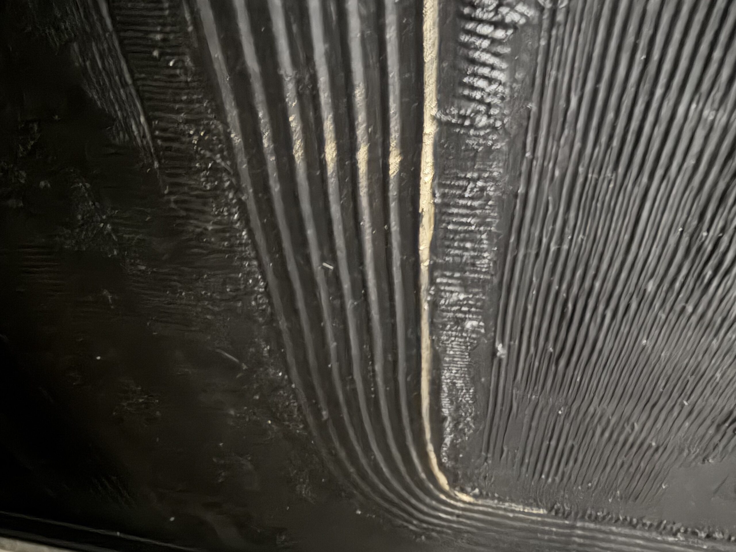 Abstraktne 60x90 cm must ja kuldne struktuurmaal. Vertikaalne tekstuur ja kuldsed aktsendid mustal lõuendil.