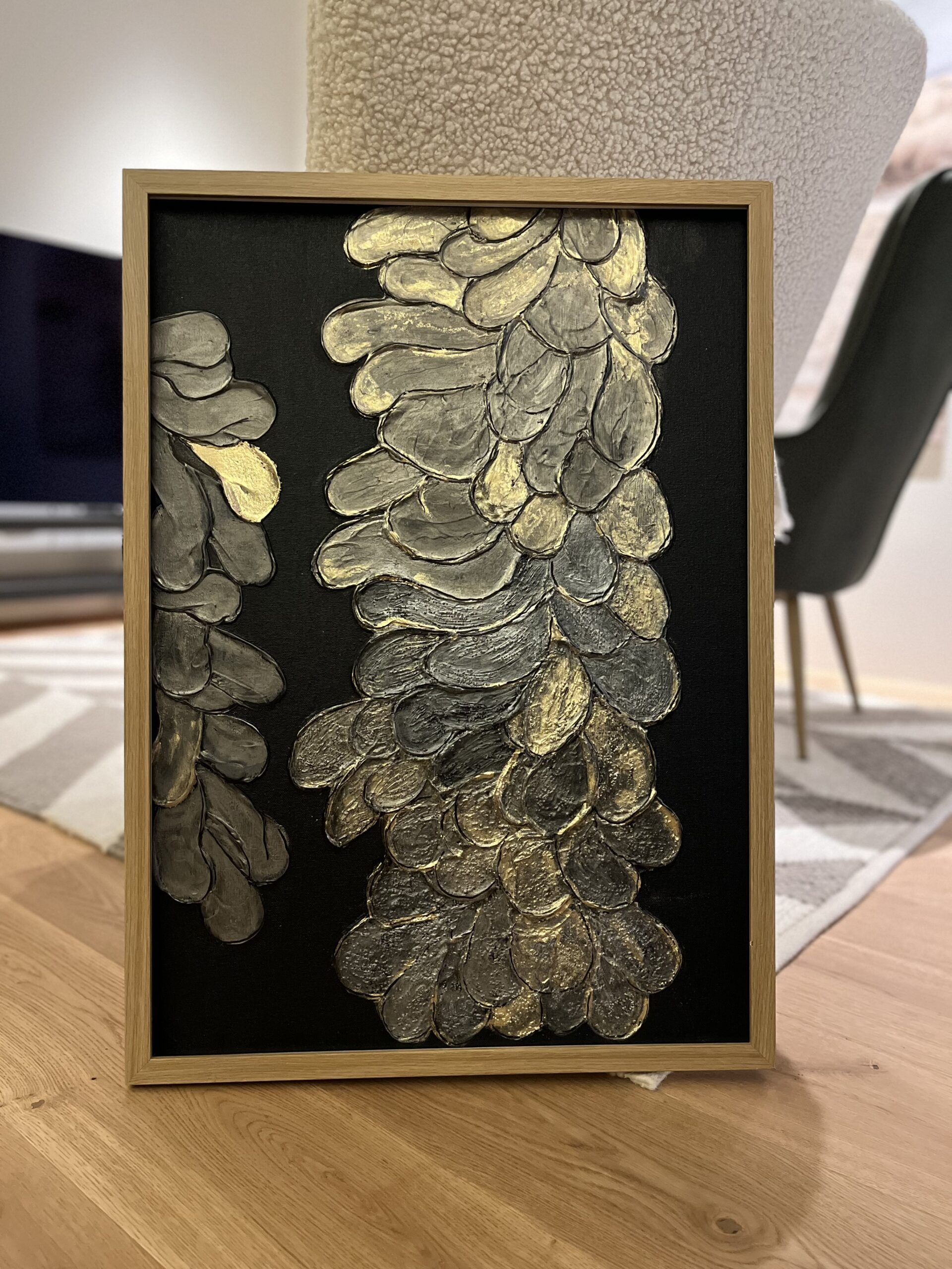 Struktuurne akrüülmaal Golden Flower, kus mustal taustal on kujutatud reljeefsed kuldsed lilled. Luksuslik ja sügava tekstuuriga seinakunst.