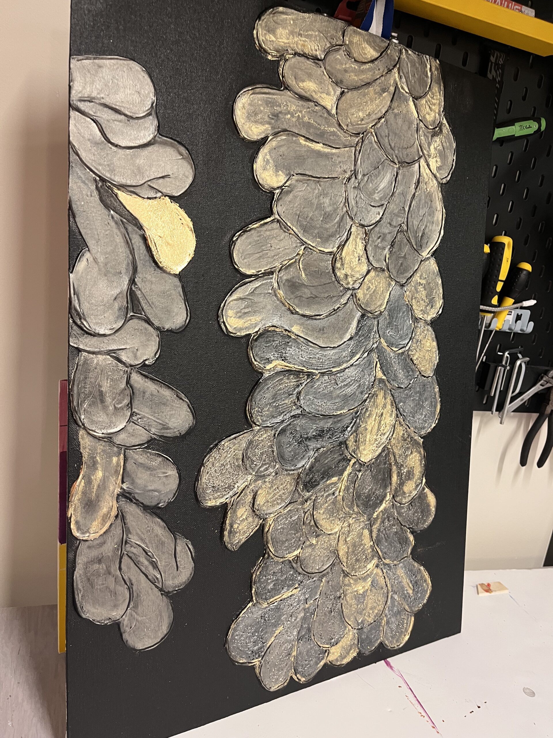 Struktuurne akrüülmaal Golden Flower, kus mustal taustal on kujutatud reljeefsed kuldsed lilled. Luksuslik ja sügava tekstuuriga seinakunst.