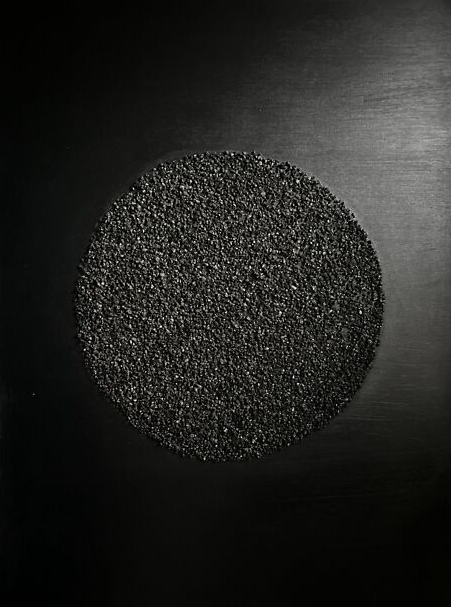 Mustal taustal struktuurmaal Kuukivi, kus sätendavad kivikesed on paigutatud keskele suurde ringi, sümboliseerides kosmilist energiat.