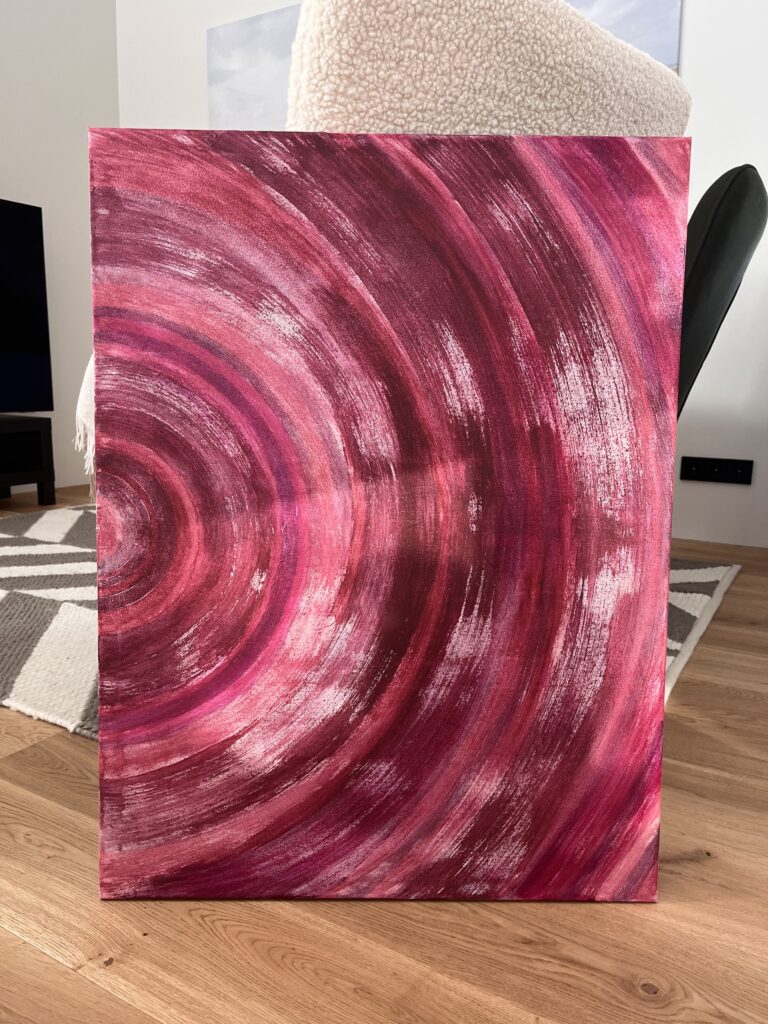 Akrüülmaal Lillandia, millel on lillad ja roosakad poolringikujulised struktuursed tõmbed, loovad dünaamilise ja helge meeleolu.