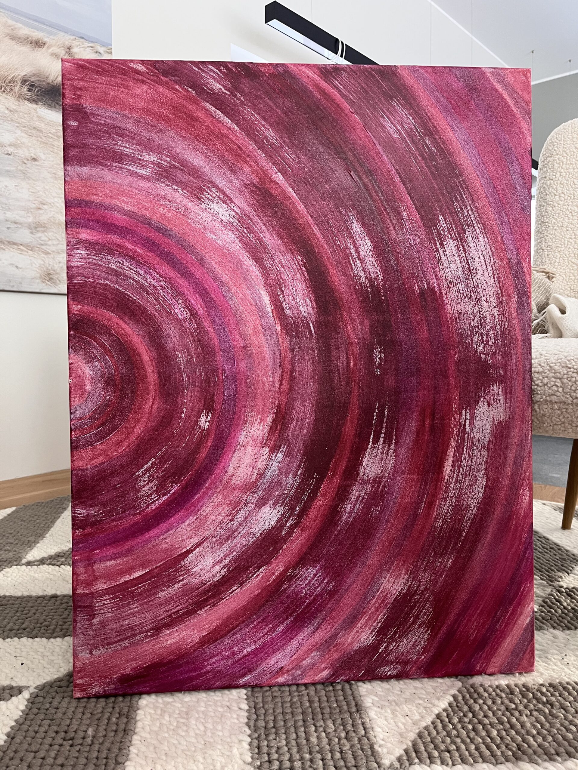 Akrüülmaal Lillandia, millel on lillad ja roosakad poolringikujulised struktuursed tõmbed, loovad dünaamilise ja helge meeleolu.