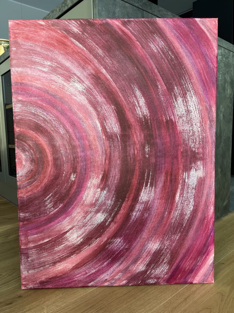 Akrüülmaal Lillandia, millel on lillad ja roosakad poolringikujulised struktuursed tõmbed, loovad dünaamilise ja helge meeleolu.