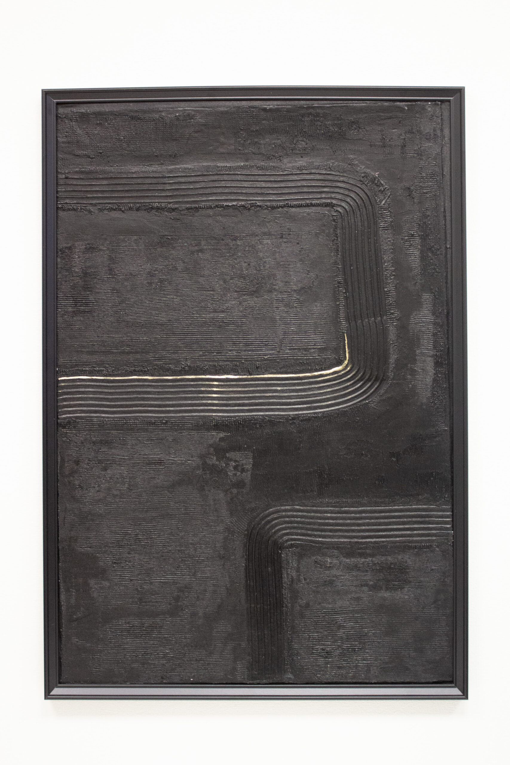 Abstraktne 60x90 cm must ja kuldne struktuurmaal. Vertikaalne tekstuur ja kuldsed aktsendid mustal lõuendil.