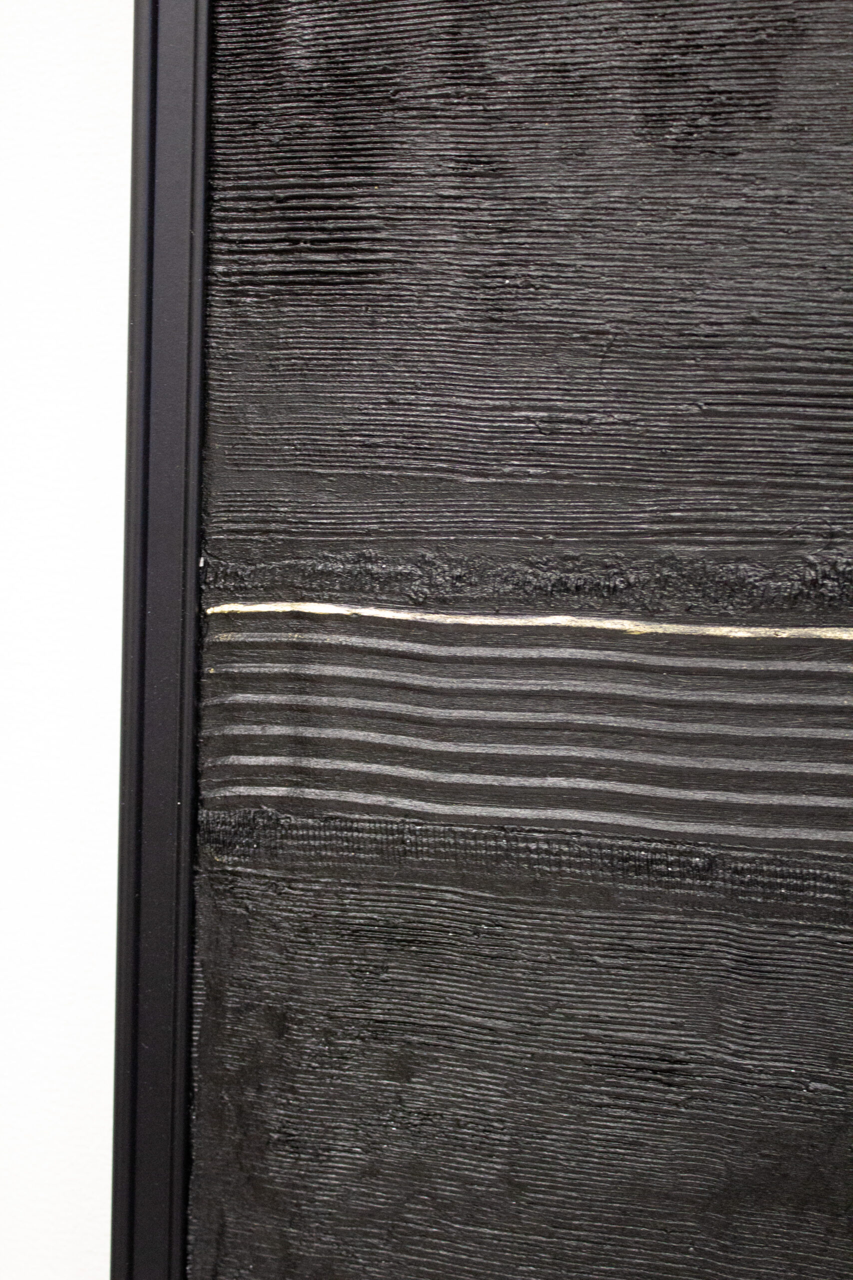 Abstraktne 60x90 cm must ja kuldne struktuurmaal. Vertikaalne tekstuur ja kuldsed aktsendid mustal lõuendil.