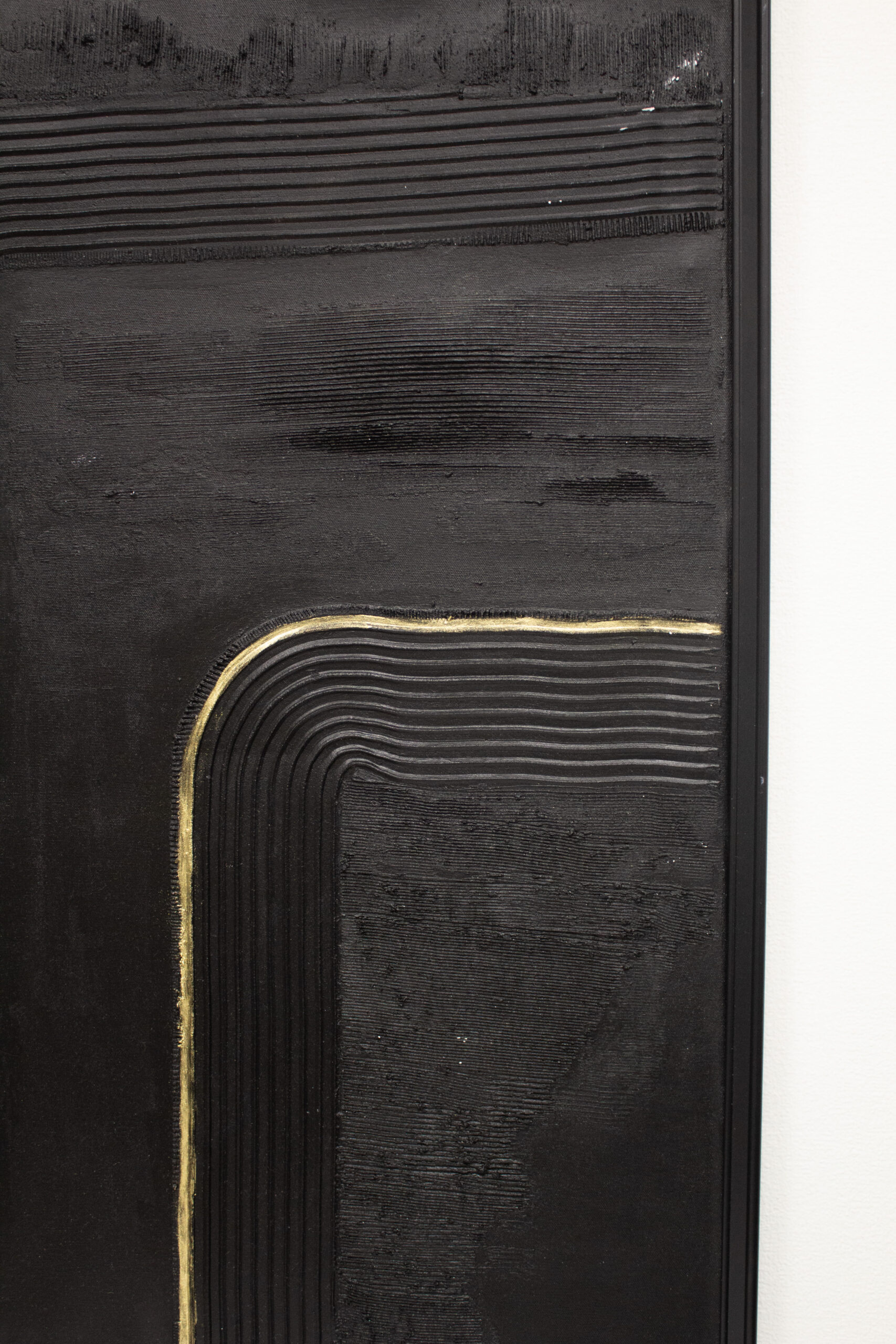 Suur 60x90 cm struktuurne akrüülmaal Black and Gold Edition. Mustal taustal reljeefne kuldne muster.