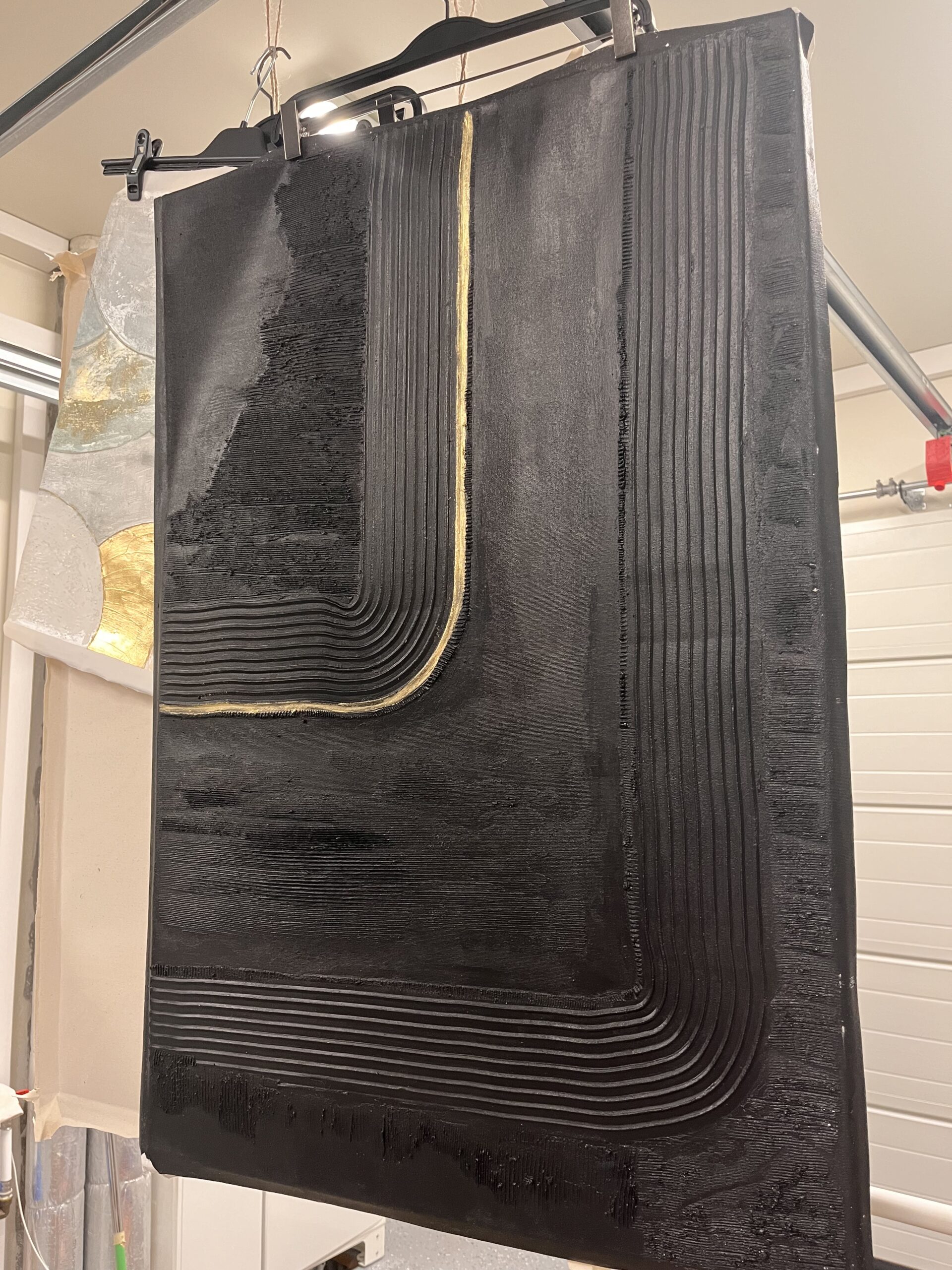 Suur 60x90 cm struktuurne akrüülmaal Black and Gold Edition. Mustal taustal reljeefne kuldne muster.