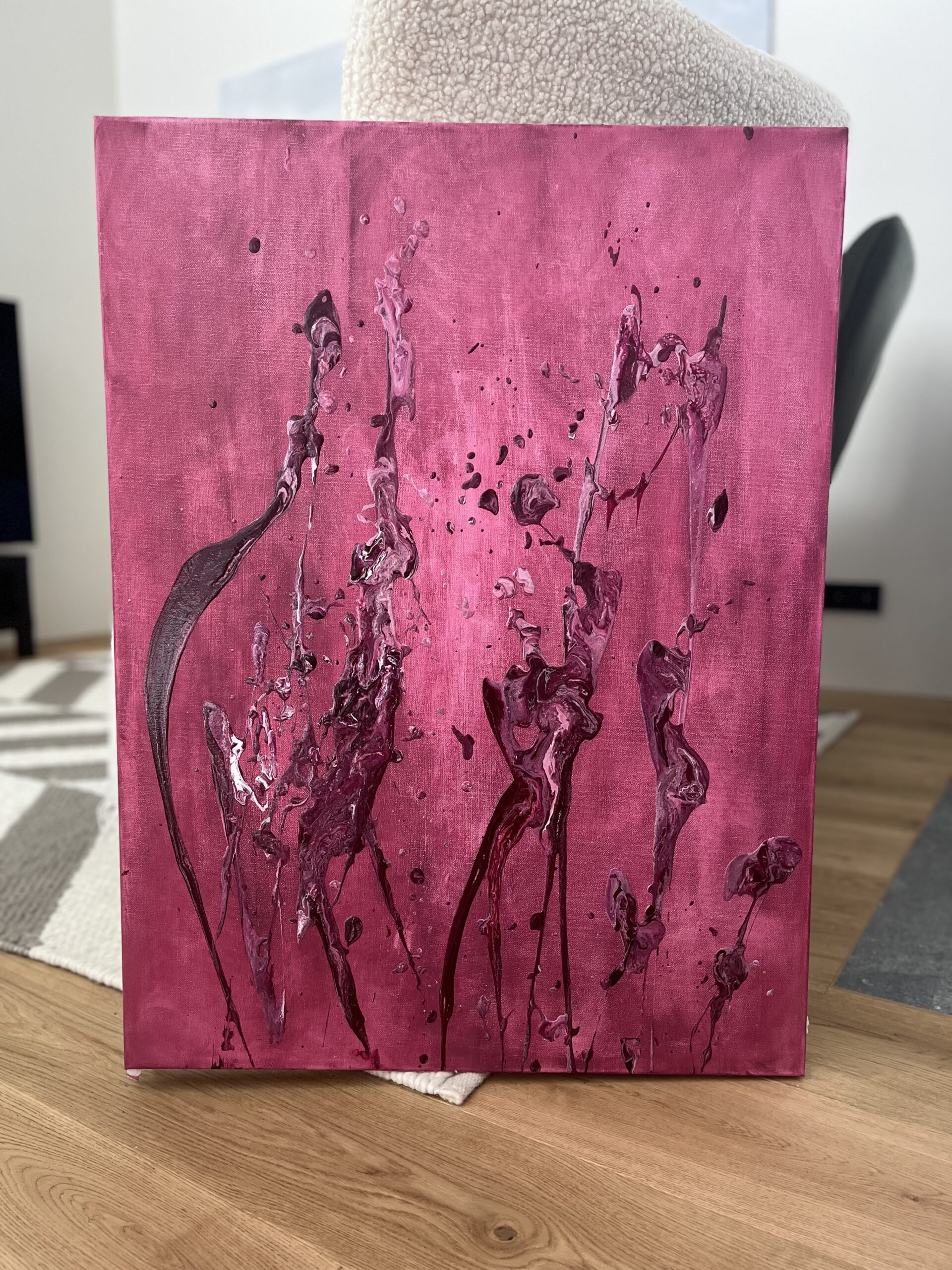 Abstraktne struktuurmaal Purple Flower lillades ja roosades toonides, kus tekstuursed lilled meenutavad tantsivaid figuure.